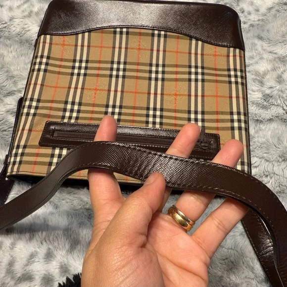 Burberry vintage shoulder bag
Very good condition
Authentic - Picture 3 of 11